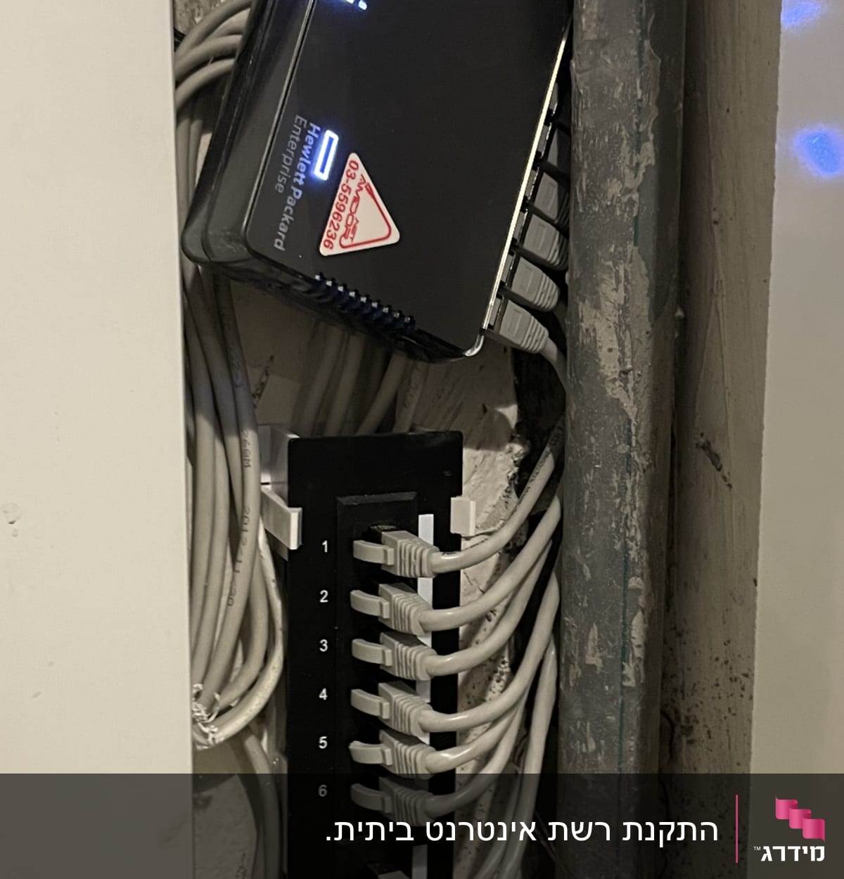 מתג רשת עם כבלים מחוברים ולדים מוארים